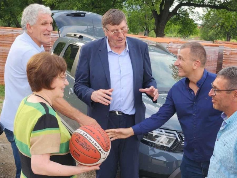 Министър Георги Глушков и Сашо Везенков-старши посетиха изгражданата от Строймонтаж ЕООД спортна зала в гр. Троян