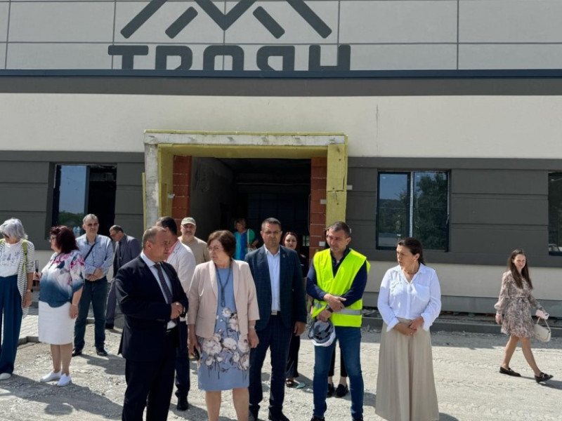 Министърът на регионалното развитие и благоустройството, г-н Иван Иванов, посети Троян и новостроящата се спортна зала