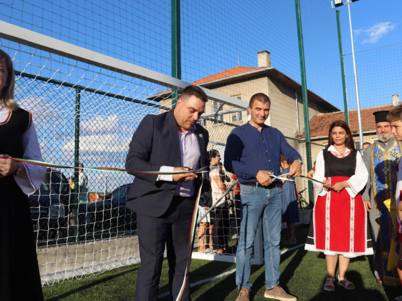 Нов стадион в Перущица