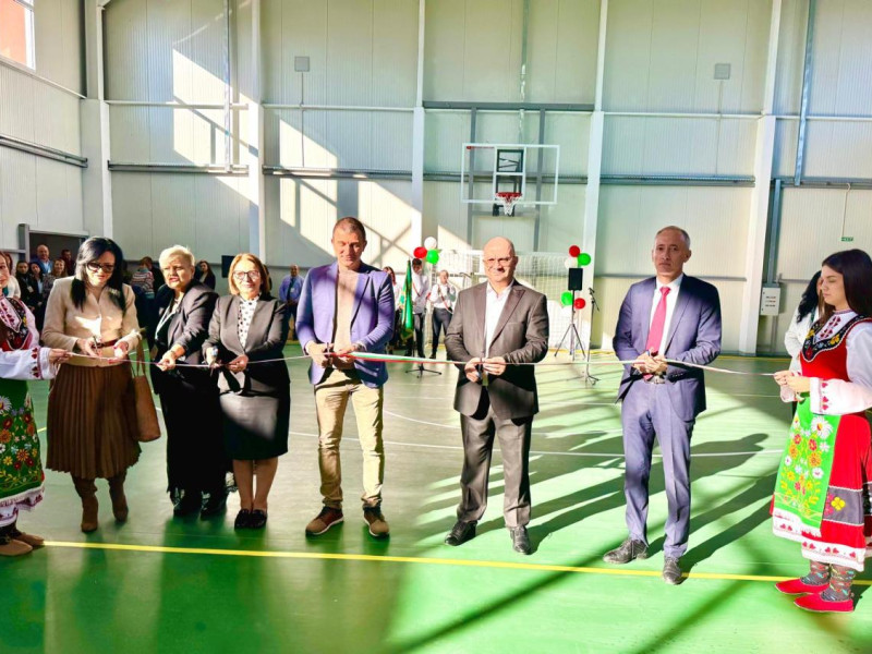 Министър Вълчев, Областният управител и Кмета на Община Съединение откриха нов училищен салон, изграден от Строймонтаж ЕООД