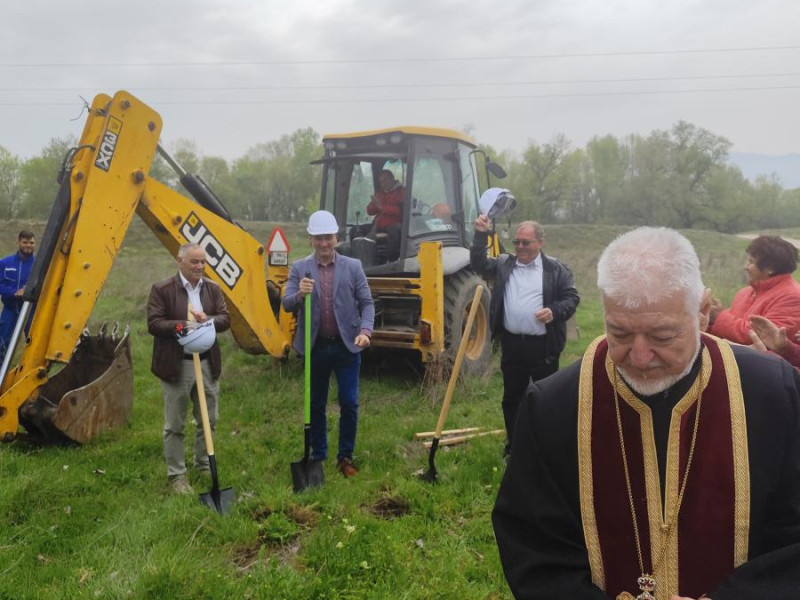 С официална първа копка бе даден старт на дългоочаквания проект за изграждане на канализационна мрежа в село Куртово Конаре.