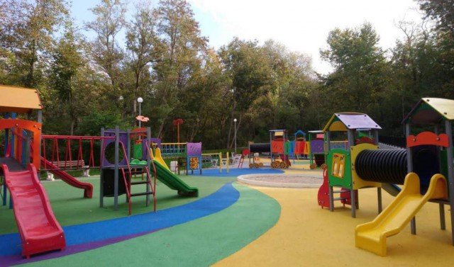 Изграждане и възстановяване на зони за обществен отдих в лесопарк “Славеева река“, гр. Айтос